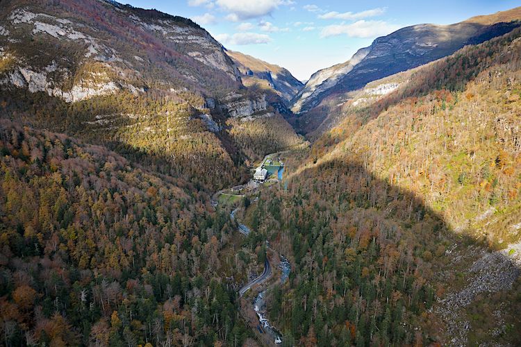 Une vue aérienne du barrage du Hourat dans les Hautes-Pyrénées
